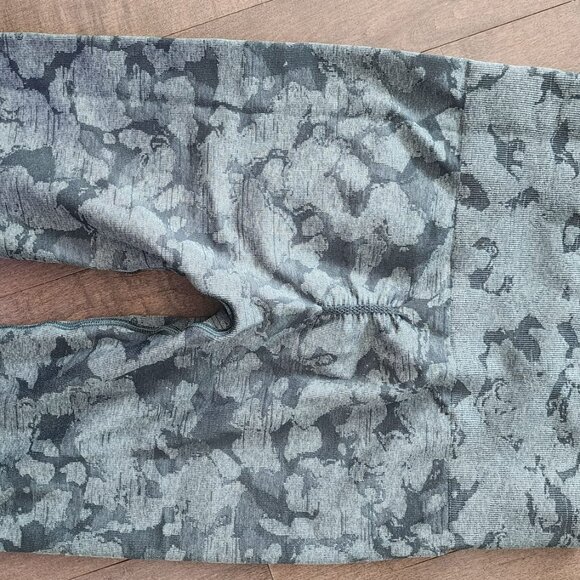 Gymshark Adapt Camo Seemless Leggings - Picture 3 of 5